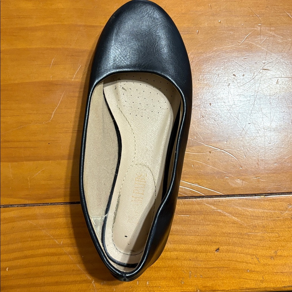 Amazon Essentials Black and Tan Flats